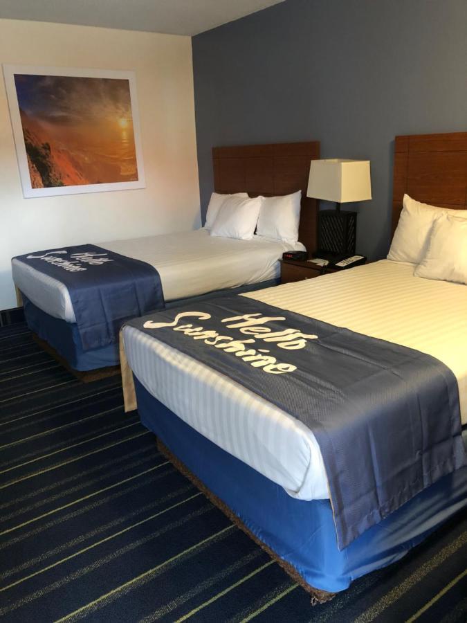 Days Inn By Wyndham Breezewood Exterior photo